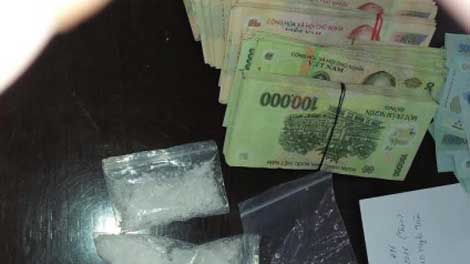 Thuê taxi đi giao hàng trắng đụng cảnh sát cơ động