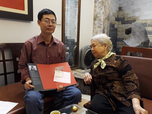 Cuốn sách “Họa sĩ khóa kháng chiến” bị đình chỉ nhưng vẫn được bày bán?