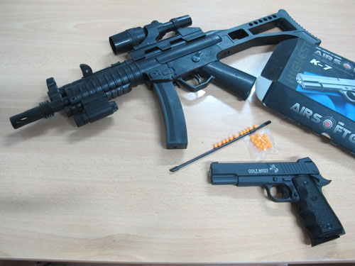 Va chạm giao thông, rút súng nhựa ra uy hiếp