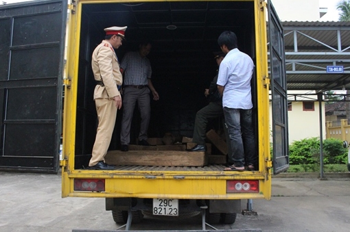  Dùng xe thư báo vận chuyển gỗ lậu