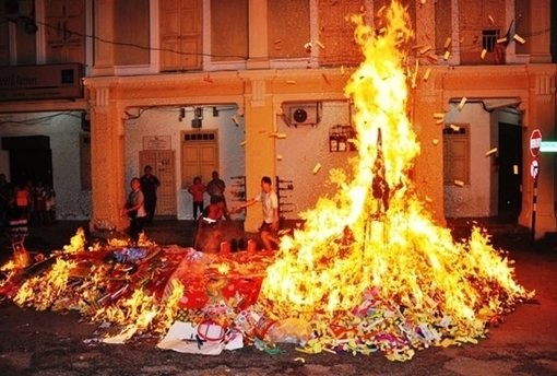 Nguy cơ cháy nổ do thắp hương, đốt vàng mã dịp Tết