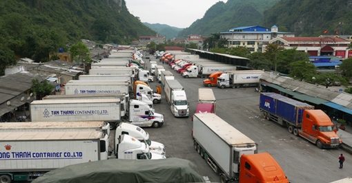 Chờ cả ngày vẫn chưa thể thông quan qua cửa khẩu Tân Thanh