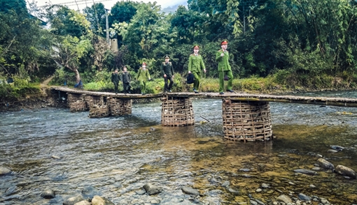 Lính trẻ về bản làng xa