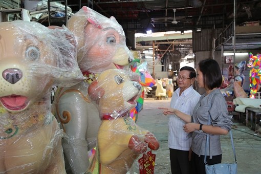 Lãnh đạo TP HCM thăm xưởng chế tác linh vật đường hoa Tết Nguyễn Huệ 2018