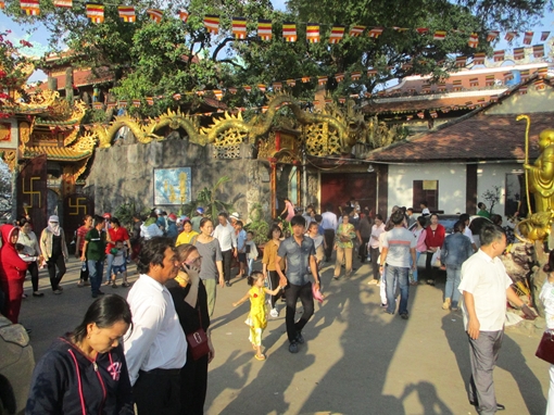 Du khách bình an dâng hương chùa Châu Thới