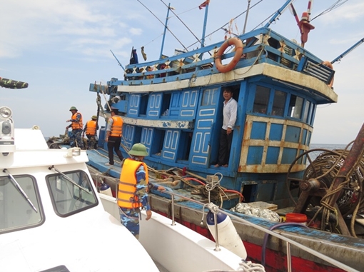 Tàu giã cào làm loạn vùng biển rộng Quảng Bình