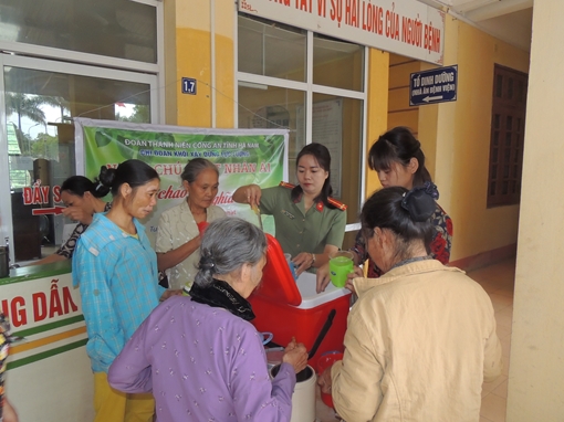 Phát gần 100 suất cháo tình nghĩa tại bệnh viên Y học cổ truyền