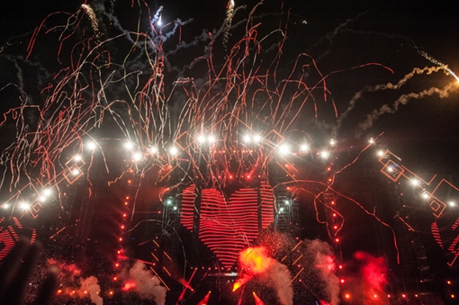 Gần vạn khán giả Hà Nội vỡ òa trong âm nhạc đầy cảm xúc của VinaPhone