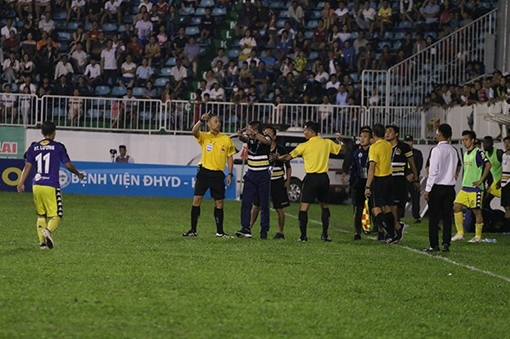 Trận HAGL – Hà Nội FC ở Cúp Quốc gia suýt “vỡ” vì trọng tài