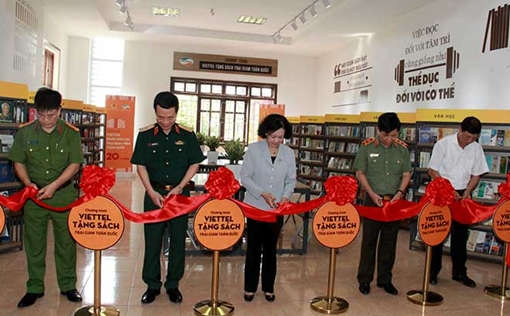 Đồng chí Trương Thị Mai tặng sách cho phạm nhân đang thi hành án