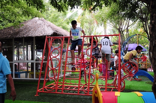 Trẻ lại bù đầu vào các “lò” luyện ngày hè