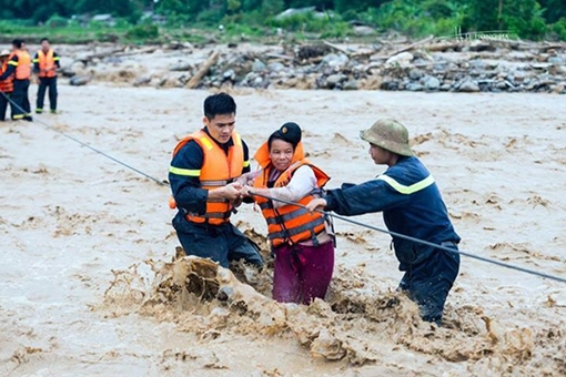 Tình người sau lũ dữ