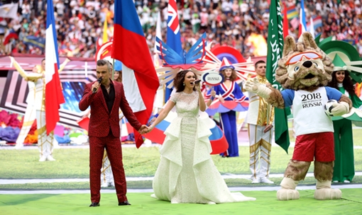 Bông hồng Nga Garifullina trên sân khấu khai mạc World Cup 2018