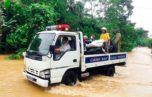 Nhiều địa phương bị cô lập, Công an đội mưa giúp dân vượt lũ