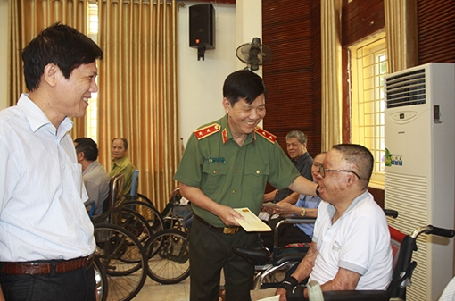 Bộ Công an thăm hỏi, tặng quà các thương bệnh binh tại Bắc Ninh