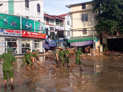 Nhiều chiến sĩ Công an bỏ nhà trong lũ cùng đồng đội cứu dân