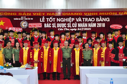 Trao bằng cho 45 bác sỹ, 9 dược sỹ CAND