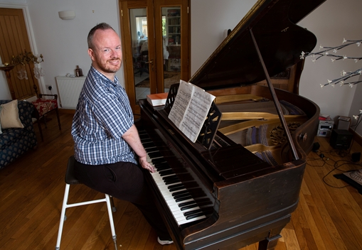 Nghệ sĩ piano không khuỷu tay