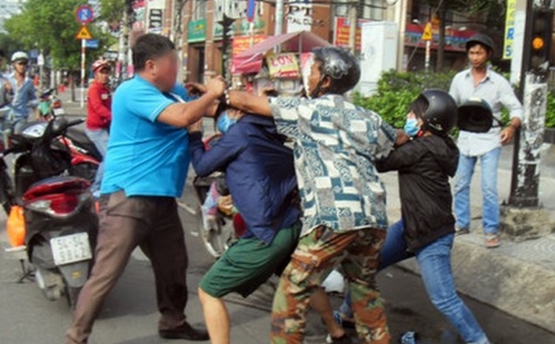 Chủ quán bánh xèo bị đánh chết do can khách đánh nhau