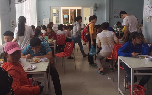 Những quán cơm ấm tình người