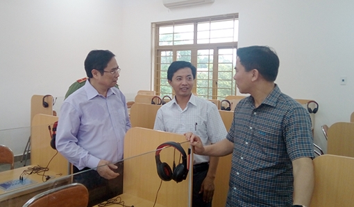 Trưởng Ban Tổ chức Trung ương Phạm Minh Chính thăm, tặng quà nhân dân vùng lũ