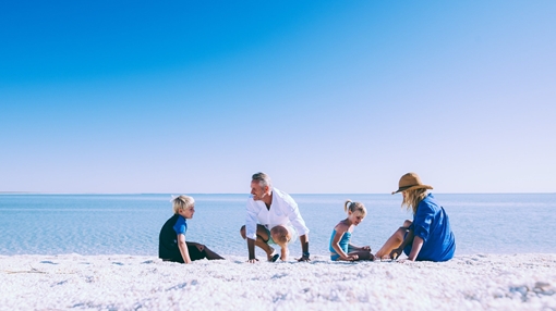 Những bãi biển tuyệt đẹp có màu cát kỳ lạ