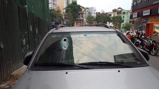 Thanh sắt công trường “phi” thẳng xuống xe ô tô đỗ ven đường