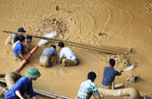 Hơn 200 người vẫn đang chạy đua cứu nạn hai người mắc kẹt trong hang Cột Cờ