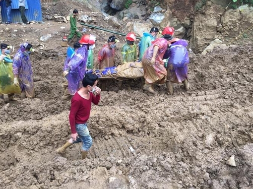 Cảnh sát vật lộn với bùn ống, hang sâu tìm kiếm nạn nhân sập hầm đào vàng