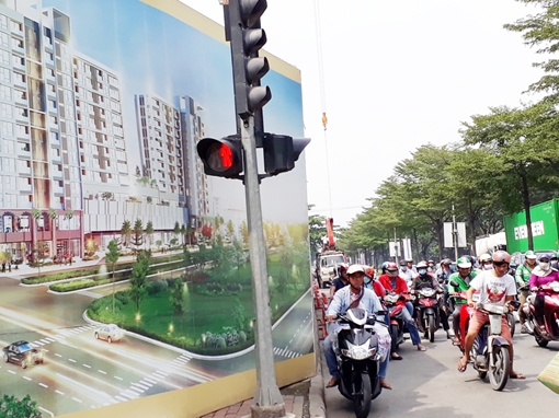 Nhà thầu Phú Mỹ Hưng ngang nhiên chiếm vỉa hè, lòng đường