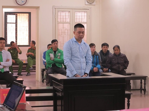 Lĩnh 10 năm tù vì hất cảnh sát trên nắp capô