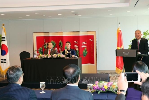 Chủ tịch Quốc hội gặp mặt các gia đình đa văn hóa Việt-Hàn tại Busan