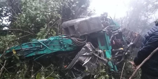 Xe tải ‘cõng’ máy xúc lao xuống vực sâu 100m, 4 người thương vong