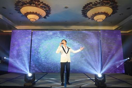 Lân Nhã “say sưa” hát tình ca tặng riêng phái đẹp tại đêm dạ tiệc Đẹp’s Night