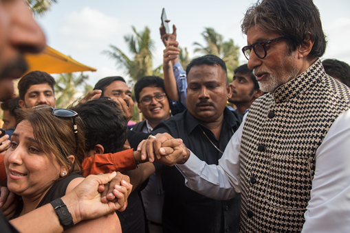Amitabh Bachchan: Tỷ phú Bollywood san sẻ khó khăn với nông dân nghèo