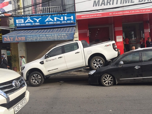 Thêm xe "điên" lùi tốc độ cao gây tai nạn liên hoàn