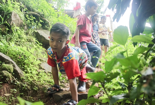 Nghị lực phi thường của cậu bé đi bằng tay