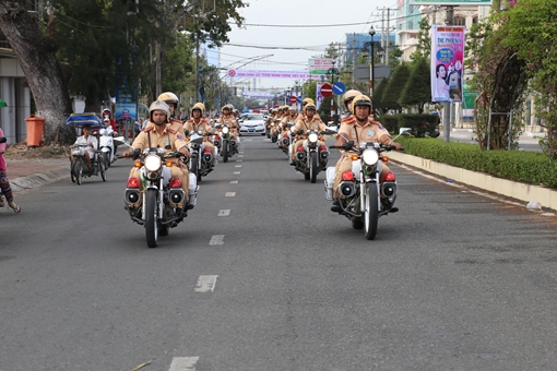 Những việc làm bình dị mà cao quý của cảnh sát giao thông