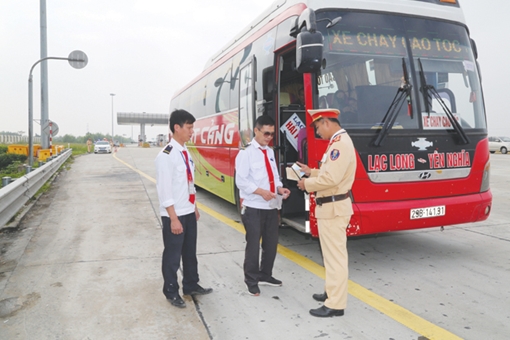 Những người đón xuân trên đường cao tốc