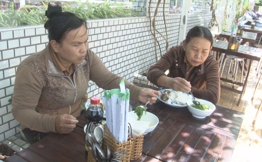 Tấm lòng của chủ quán cơm 2.000 đồng với người nghèo