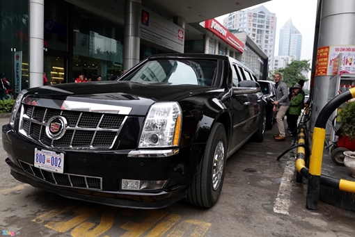 'Quái thú' của TT Trump dừng đổ xăng tại cây xăng Red River trên đường Lê Văn Lương, Hà Nội