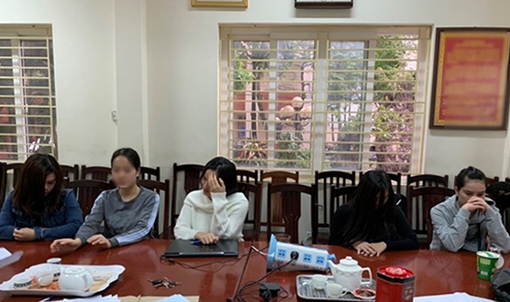 4 nữ nhân viên khỏa thân kích dục trong cơ sở massage không phép