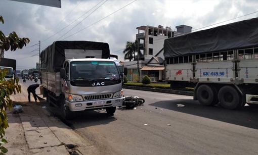 Tông vào xe tải đang dừng bên đường, một thanh niên nhập viện cấp cứu