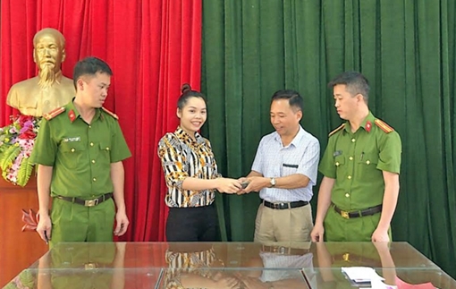 Trả lại 100 triệu đồng cho người đánh rơi