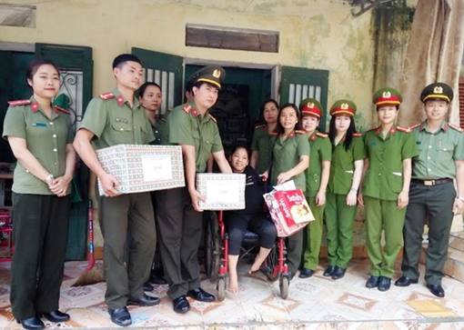 Tặng gần 50 đầu sách cho "Không gian đọc Niềm tin" của Nguyễn Thị Lan Hương