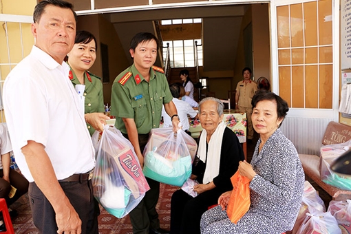 Khám bệnh, cấp thuốc miễn phí và tặng quà 500 người dân khó khăn