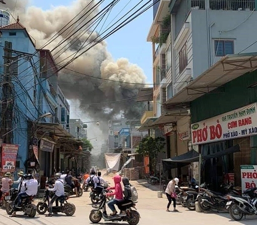 Nắng nóng 40 độ, lửa thiêu rụi 7 xưởng gỗ