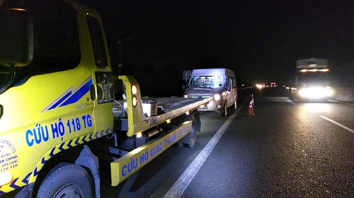 Xe khách tông đuôi xe tải trên cao tốc TP HCM – Trung Lương, nhiều người thoát chết