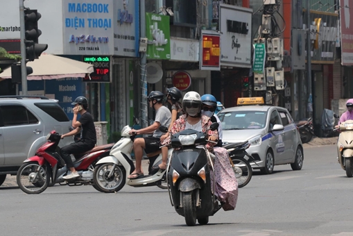 Người Hà Nội khốn khổ vì nắng nóng