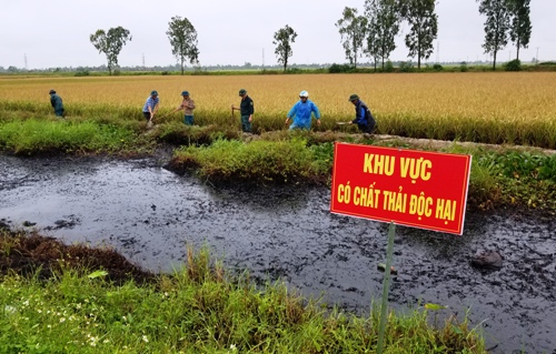 Xác định nghi phạm đổ trộm chất thải gây bỏng một người dân